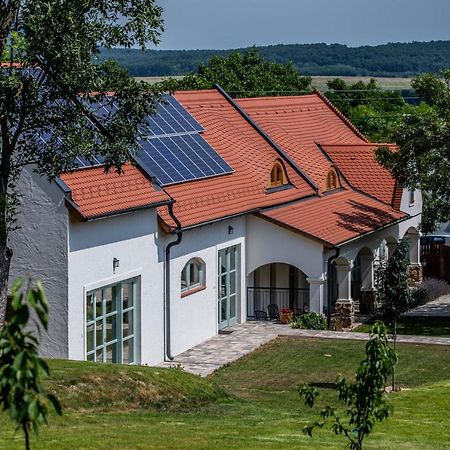 Oszter Udvarhaz Kekkut Exteriör bild