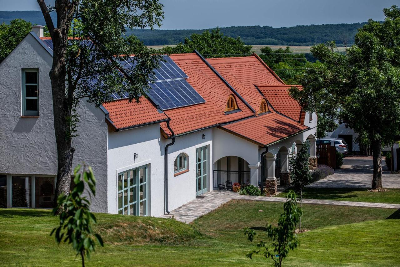 Oszter Udvarhaz Kekkut Exteriör bild